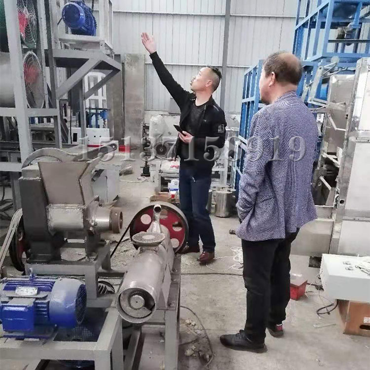 客戶到生產(chǎn)車間考察全自動米線機