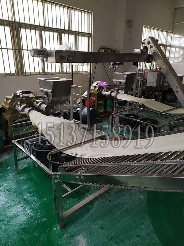 全自動米線機生產中